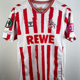 1. FC Köln 2022/23 Heimtrikot – Linton Maina #37 (S/M) Spieler-Version Europa-Conference UEFA Europa League-Patches