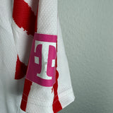 1. FC Köln 2022/23 Heimtrikot – Linton Maina #37 (S/M) Spieler-Version Europa-Conference UEFA Europa League-Patches