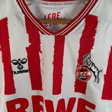 1. FC Köln 2022/23 Heimtrikot – Linton Maina #37 (S/M) Spieler-Version Europa-Conference UEFA Europa League-Patches