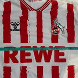 1. FC Köln 2022/23 Heimtrikot – Linton Maina #37 (S/M) Spieler-Version Europa-Conference UEFA Europa League-Patches