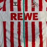 1. FC Köln 2022/23 Heimtrikot – Linton Maina #37 (S/M) Spieler-Version Europa-Conference UEFA Europa League-Patches