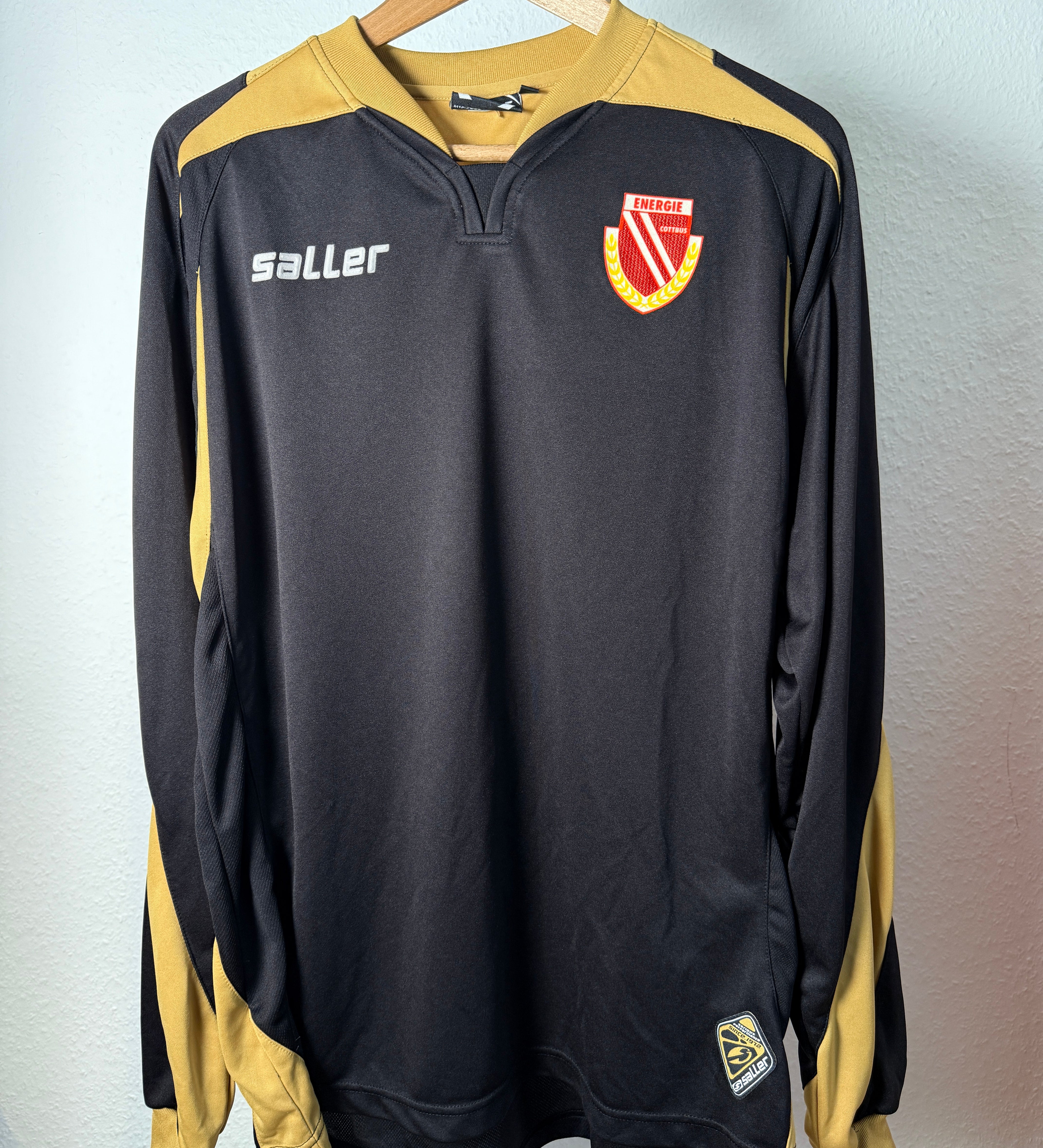 Energie Cottbus Schwarz-Gold Langarmtrikot – Saller – Foto 1