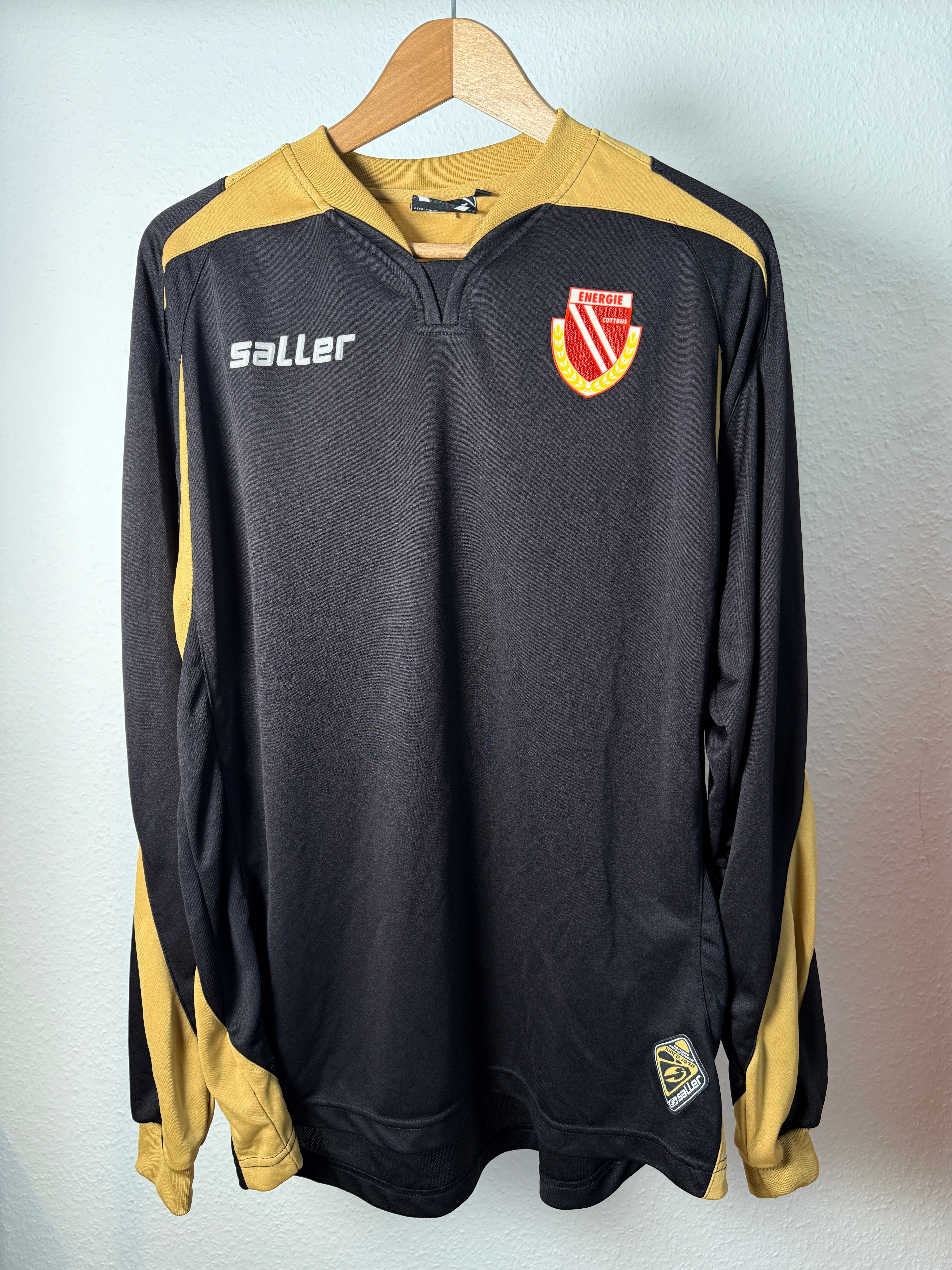 Energie Cottbus Schwarz-Gold Langarmtrikot – Saller – Foto 1