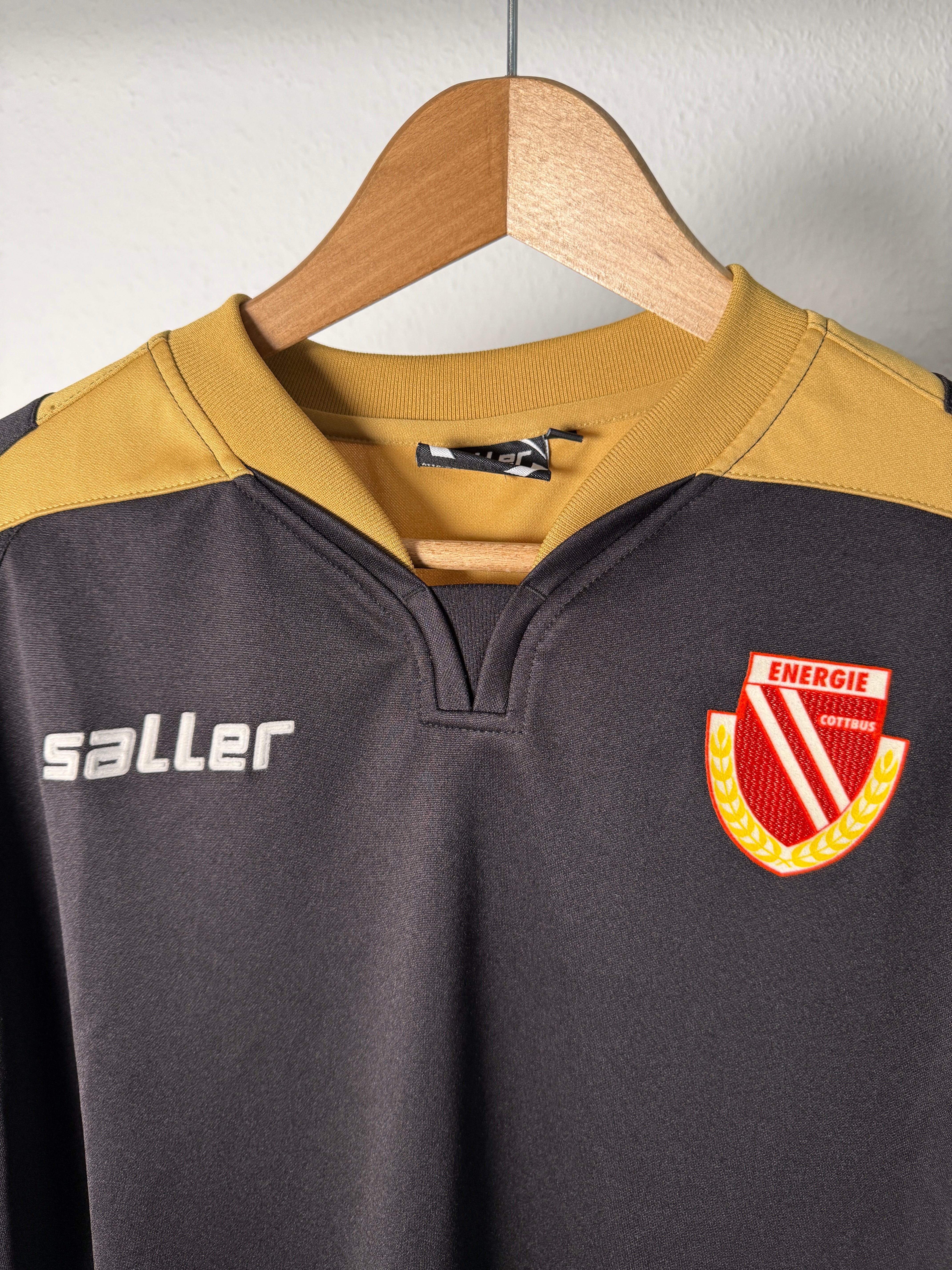 Energie Cottbus Schwarz-Gold Langarmtrikot – Saller – Foto 2