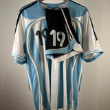 Argentinien 2006 Heimtrikot + Hose – Messi #19 – Größe L – Set