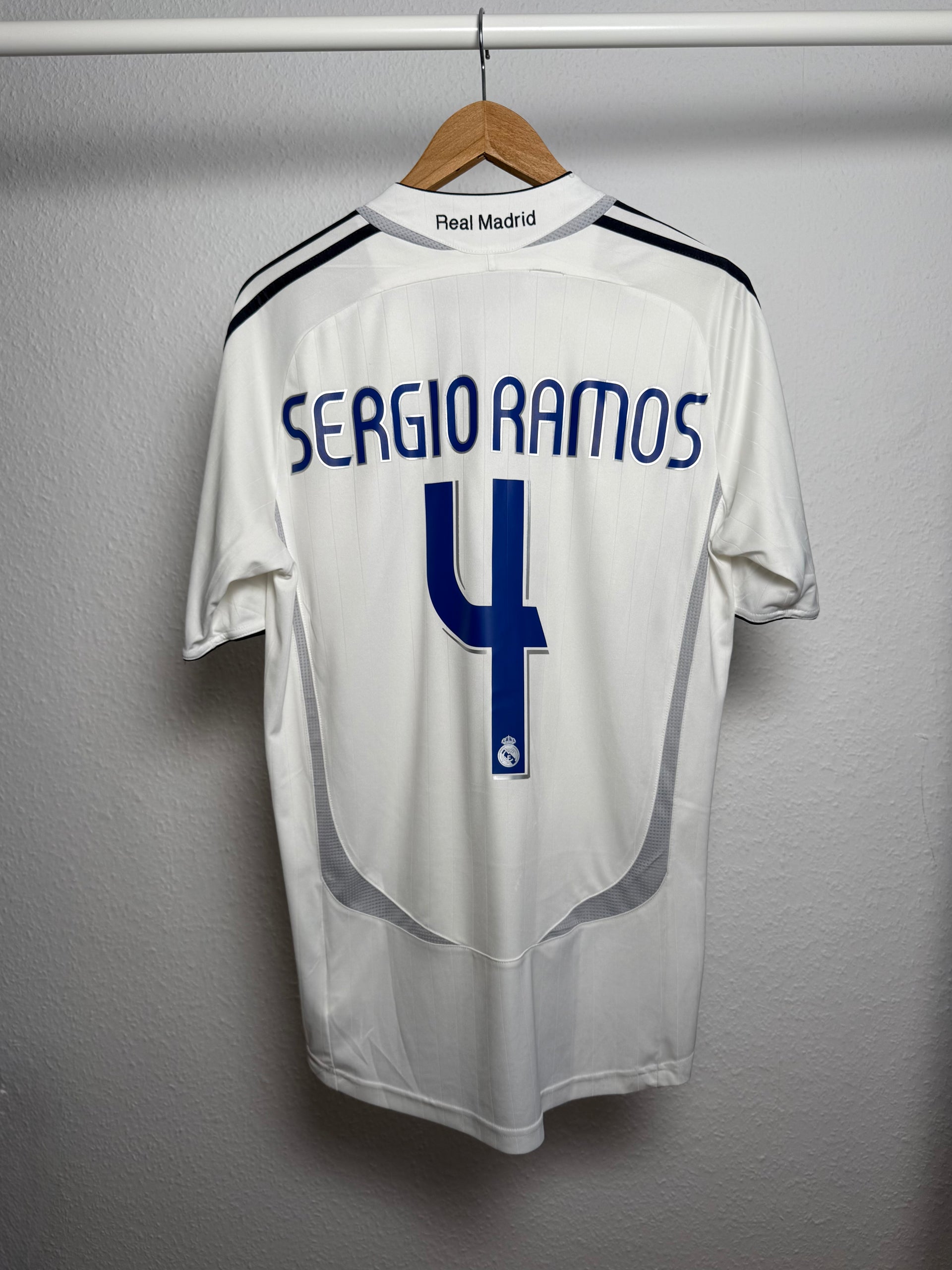 Real Madrid SERGIO RAMOS 4 ユニフォーム ⚪ Real Madrid 2006/07 Heimtrikot – Sergio Ramos #4 – Adidas (M/L