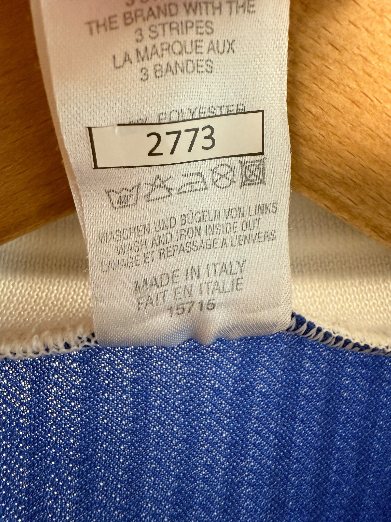 adidas Pflegeetikett und interne Kennzeichnung
